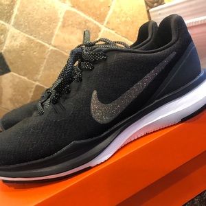 Nike in-season TR 7 MTLC tennis shoes size 6